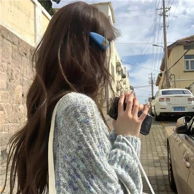 两位穿着同样内衣的女子